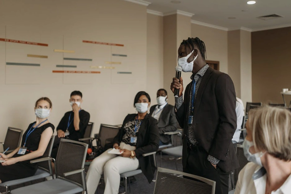 Lider biznesu przemawiający na konferencji